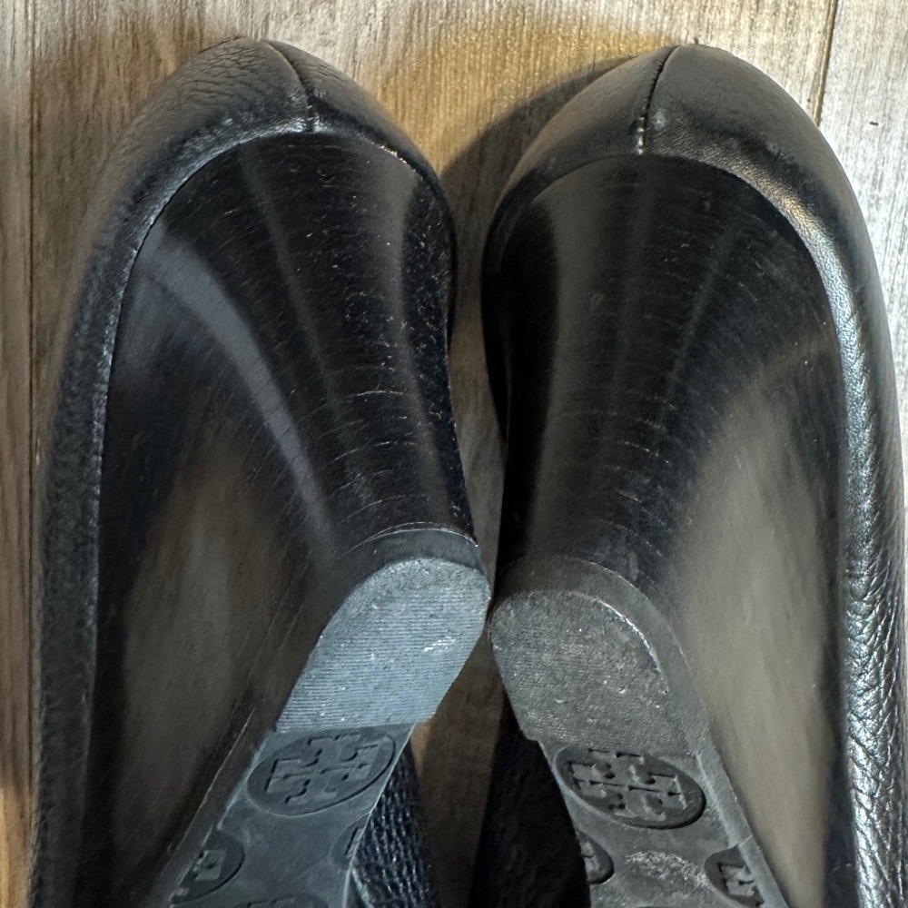 Tory Burch Sally Black Pebbled Leather Peep Toe Wedge Heels Logo Size 8.5 - Picture 10 of 10